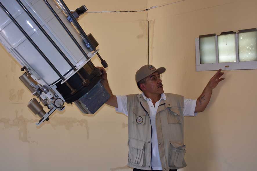 El técnico del Observatorio de Santa Ana, Pavel Balderas, mostrando los antiguos equipos que usaban en los 80.