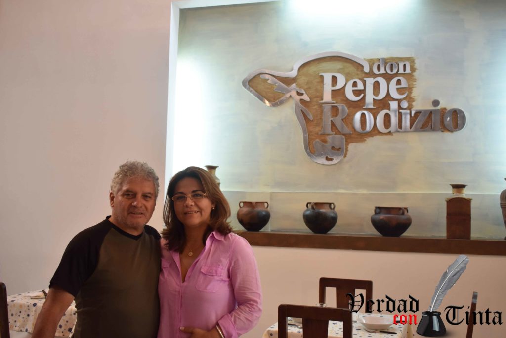 María Lourdes junto a su esposo Erlan Buitrago en el restaurante que se convirtió en parte de sus vidas.