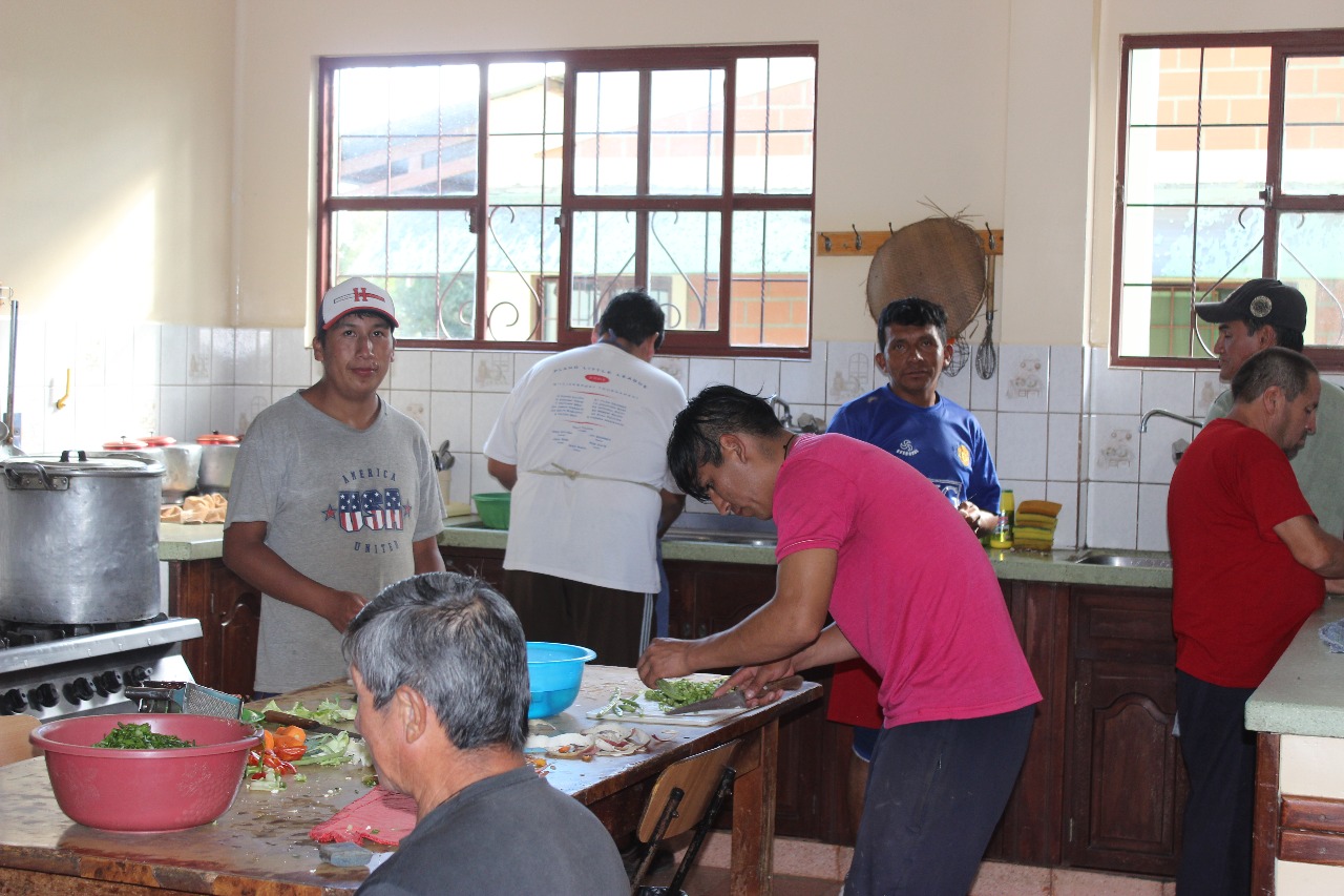 La cocina del hogar La Colmena Santa Rita, donde se denota el trabajo en equipo o en familia.