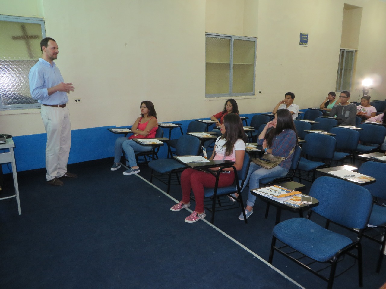 Estudiantes de de la carrera, pasando clases.