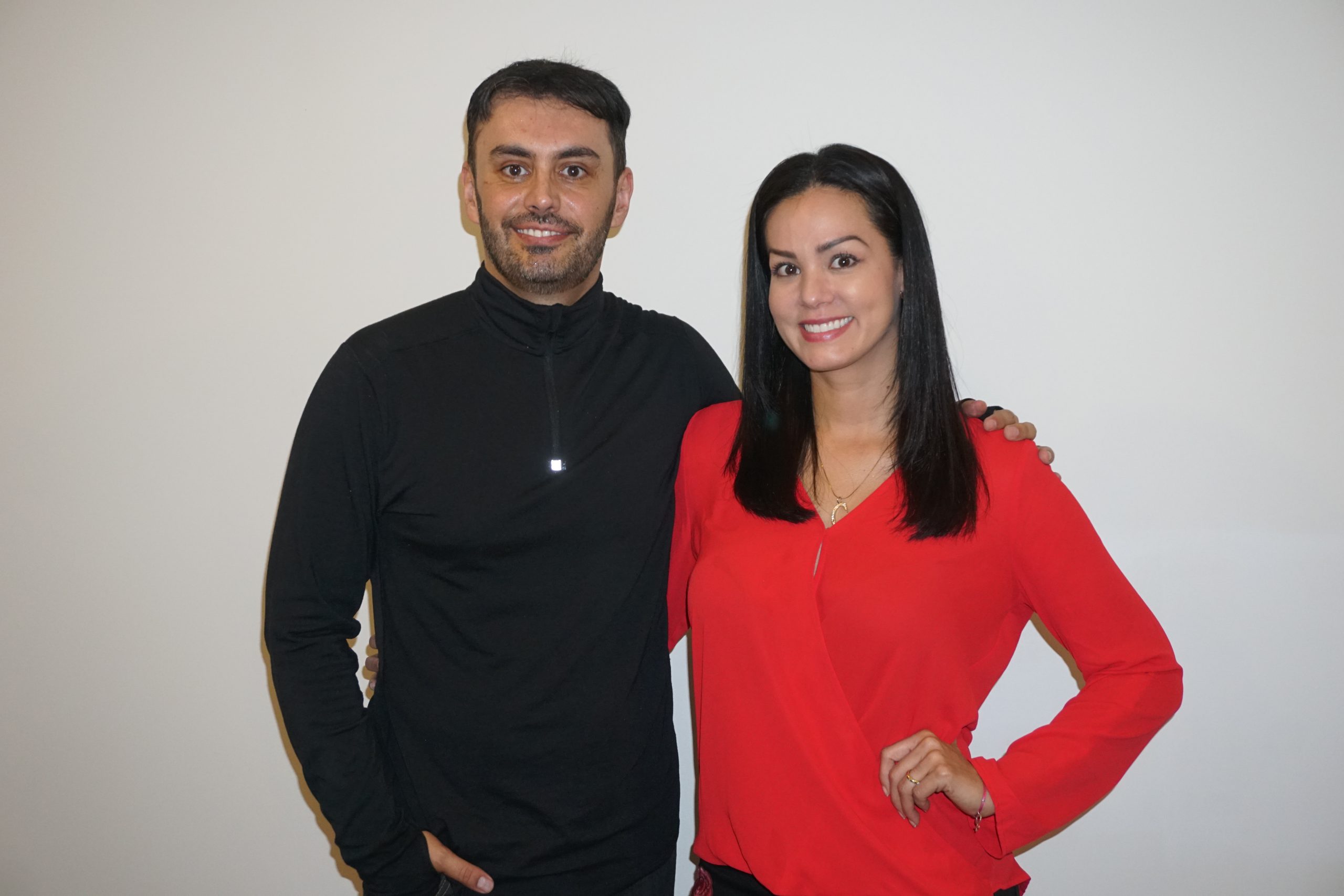 La foto. Adrián Trigo junto a Catherine Villarroel, en una de las jornadas de entrevistas que realizó el autor y entrenador.