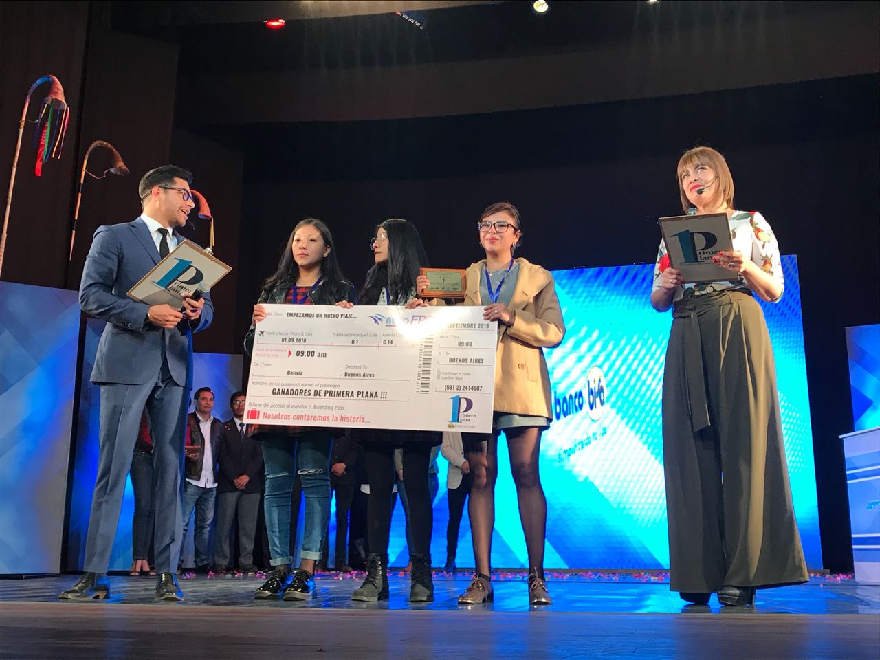 Las ganadoras sosteniendo su premio en la gala final de Primera Plana.