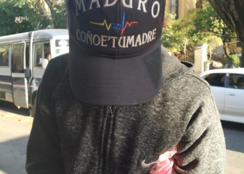 Uno de los venezolanos con una gorra contestataria al Gobierno de Maduro.