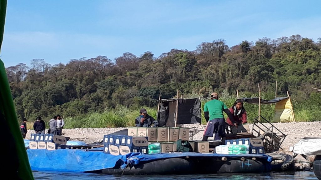 Contrabando de vino sobre el río Bermejo por medio de botes improvisados de gomas.