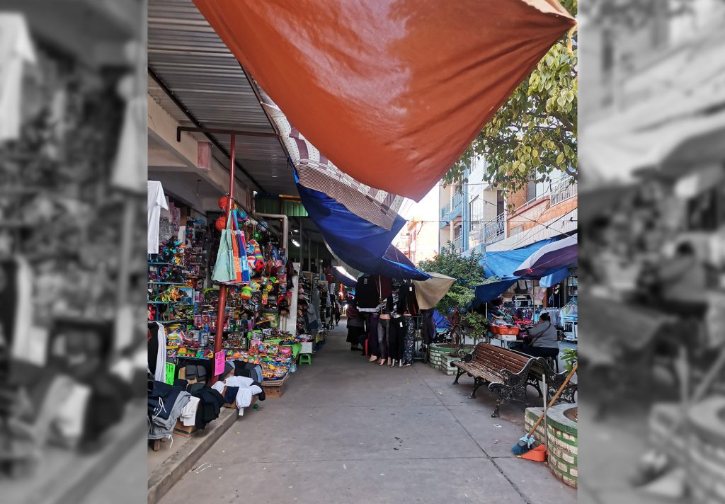 Las calles de Yacuiba colmadas por el comercio informal.