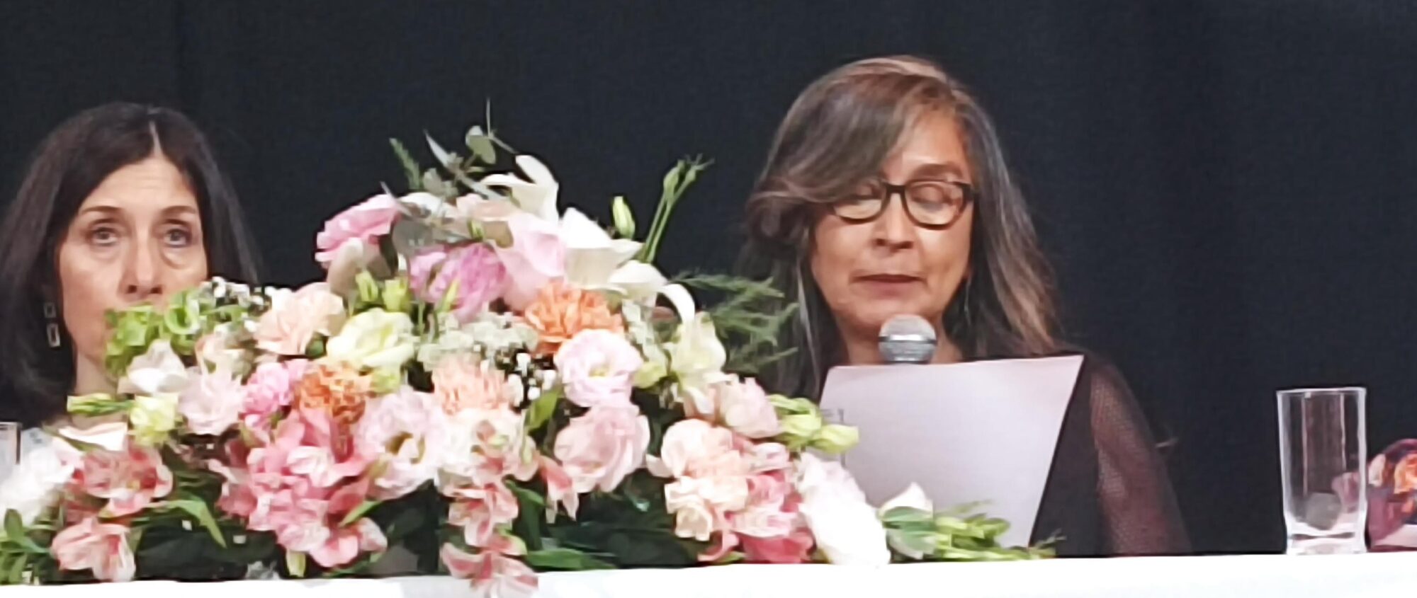 A la derecha, Marlene Choque leyendo su discurso. 