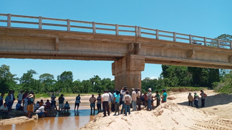 Uno de los puentes construidos con el Fondo Indígena en Yapacaní. Los pobladores pusieron neumáticos y otros elementos para evitar su colapso. (Foto: Soledad Prado)
