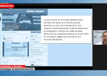 Carlos Eduardo Huertas de Connectas desde Bogotá, Colombia, expuso sobre el impacto del reportaje boliviano La fábrica de la desinformación que usó dinero de la Gobernación de Tarija.