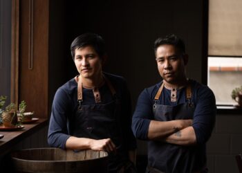 Jairo y Kenzo, ambos encabezan la cocina del restaurante Gustu en La Paz.