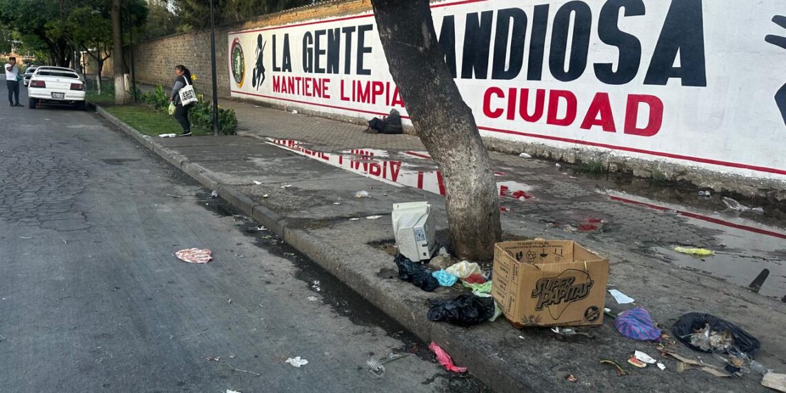 Desechos en la acera del Cementerio General sobre la calle Ballivián.