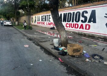 Desechos en la acera del Cementerio General sobre la calle Ballivián.