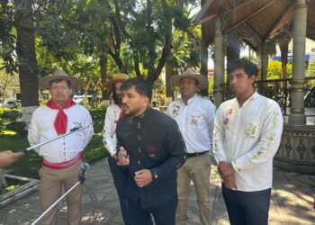 Roberto Alarcón junto a integrantes del grupo Compadres Pioneros en el anuncio de la Entrada de Compadres.