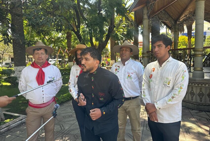 Roberto Alarcón junto a integrantes del grupo Compadres Pioneros en el anuncio de la Entrada de Compadres.