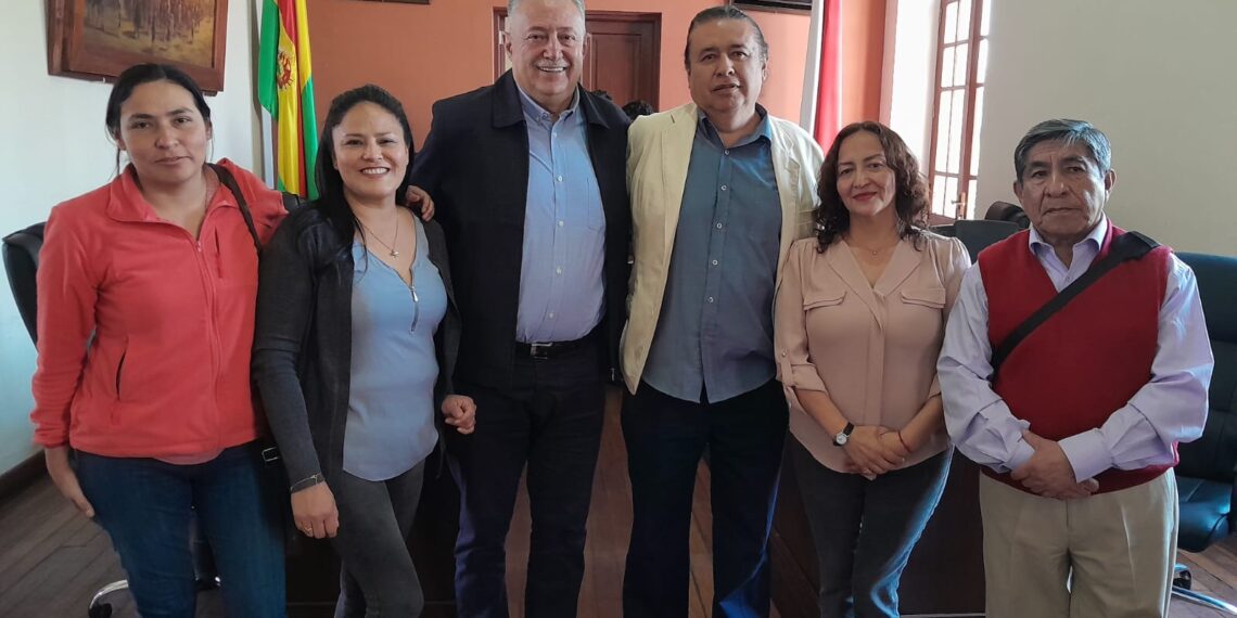 El presidente de la APT junto a los concejales tras la aprobación de la norma que permite la designación de un tribunal de imprenta en Tarija.