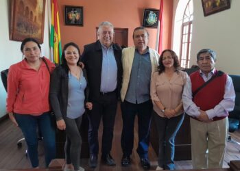 El presidente de la APT junto a los concejales tras la aprobación de la norma que permite la designación de un tribunal de imprenta en Tarija.