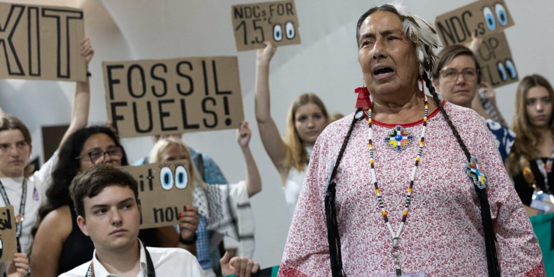 Miembros de la sociedad civil y pueblos indígenas se manifiestan contra los combustibles fósiles en los pasillos de la COP30. Foto: cortesía Photo: © UN Climate Change / Kiara Worth.
