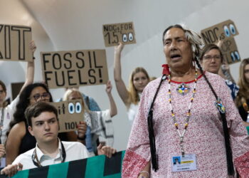 Miembros de la sociedad civil y pueblos indígenas se manifiestan contra los combustibles fósiles en los pasillos de la COP30. Foto: cortesía Photo: © UN Climate Change / Kiara Worth.