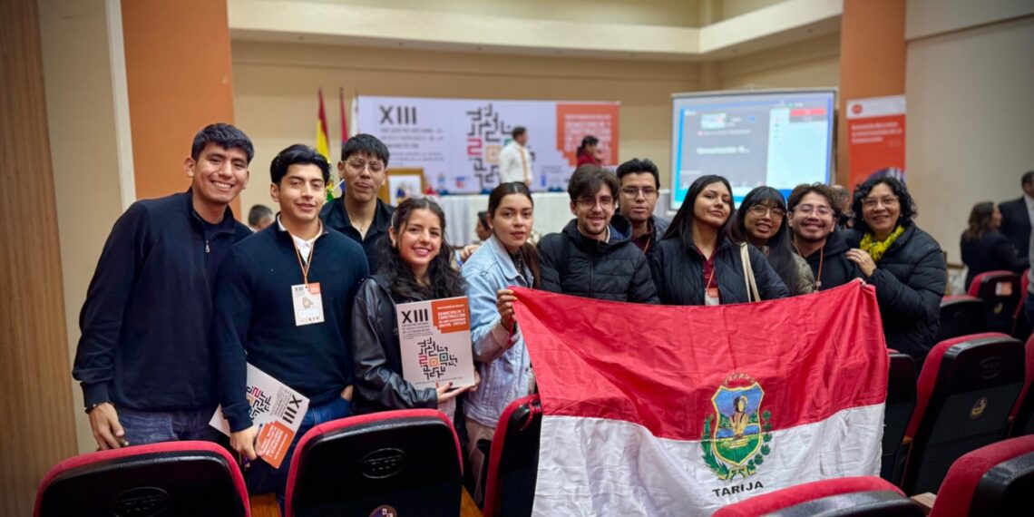 Estudiantes y docentes de Comunicación de Tarija que participaron con la exposición de sus trabajos.