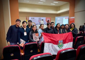 Estudiantes y docentes de Comunicación de Tarija que participaron con la exposición de sus trabajos.