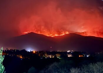 Incendio en la madrugada en Sama. Foto: Pauli Lochmann.
