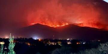 Incendio en la madrugada en Sama. Foto: Pauli Lochmann.